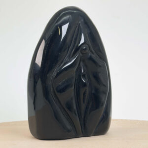 Sort obsidian vulva i blank poleret naturkrystal