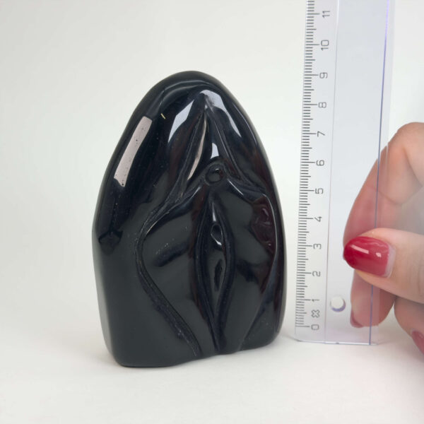 Sort obsidian vulva i blank poleret naturkrystal