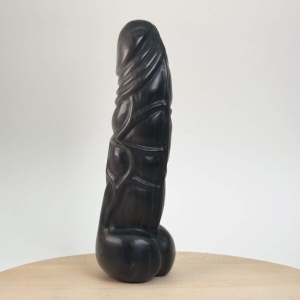 Poleret obsidian sølv penis figur med mørke naturlige mønstre