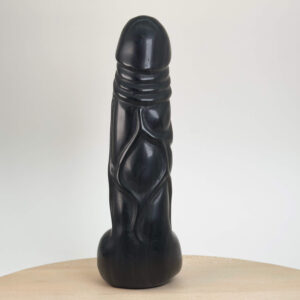 Poleret obsidian sølv penis figur med mørke naturlige mønstre