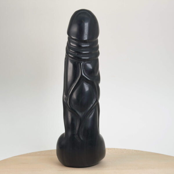 Poleret obsidian sølv penis figur med mørke naturlige mønstre