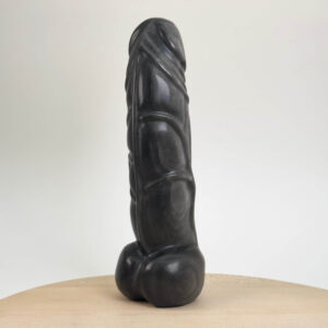 Poleret obsidian sølv penis figur med mørke naturlige mønstre