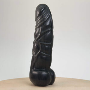 Sort obsidian sølv penis med glimtende sølvreflektioner