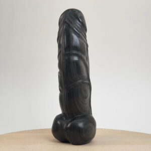 Sort obsidian sølv penis med glimtende sølvreflektioner