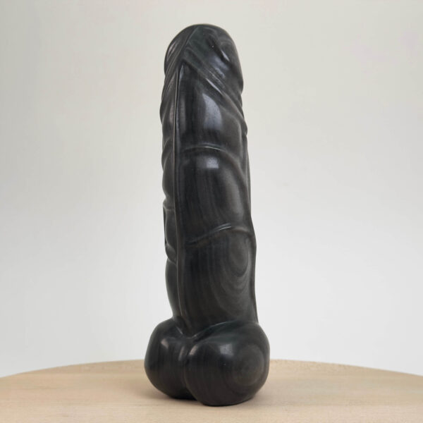 Sort obsidian sølv penis med glimtende sølvreflektioner