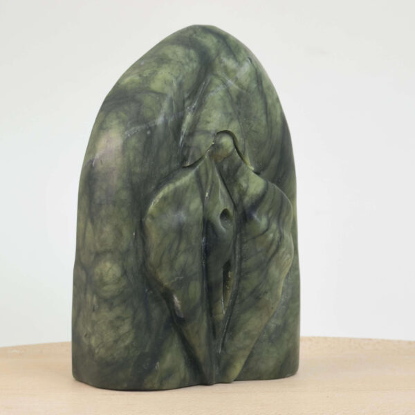 Serpentin vulva i grøn naturkrystal med flotte naturlige detaljer