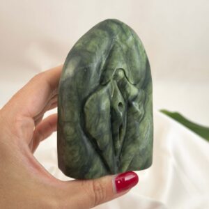 Serpentin vulva i grøn naturkrystal med flotte naturlige detaljer