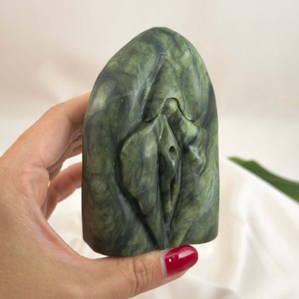 Serpentin vulva i grøn naturkrystal med flotte naturlige detaljer