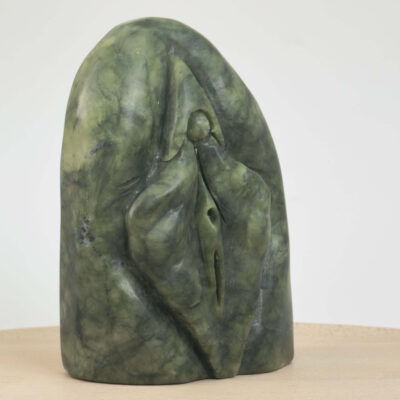 Serpentin vulva i grøn naturkrystal med flotte naturlige detaljer