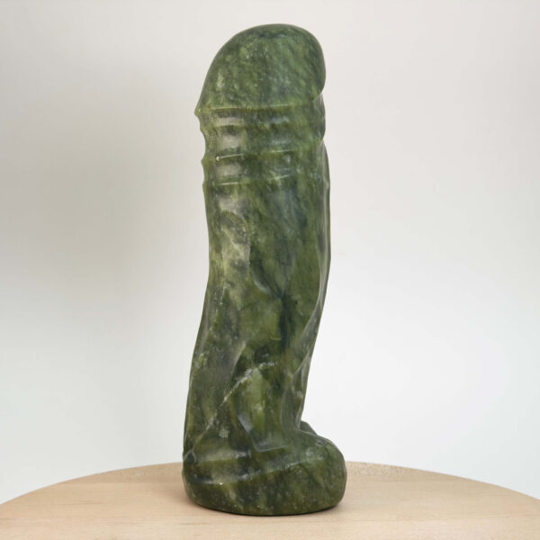Serpentin penis udskåret i grøn naturkrystal med flotte naturlige mønstre