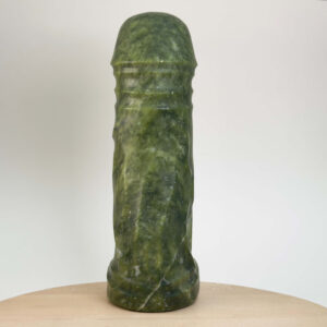 Serpentin penis udskåret i grøn naturkrystal med flotte naturlige mønstre