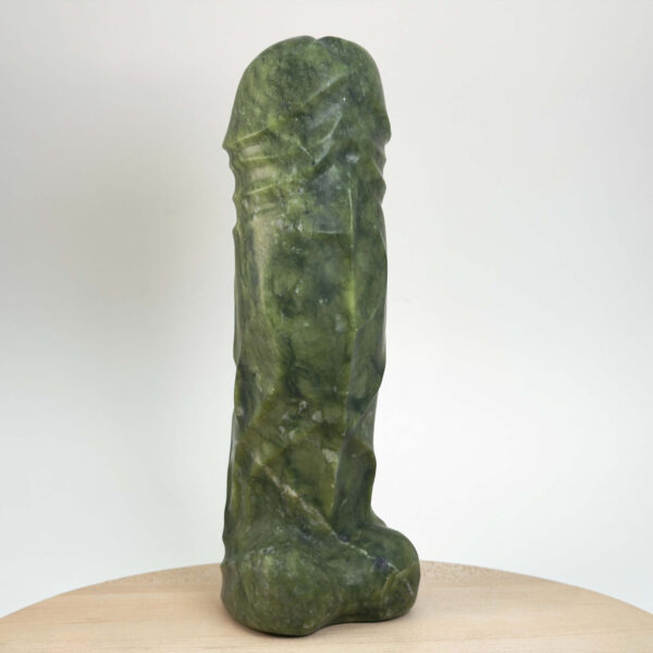 Serpentin penis udskåret i grøn naturkrystal med flotte naturlige mønstre