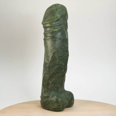 Serpentin penis udskåret i grøn naturkrystal med flotte naturlige mønstre