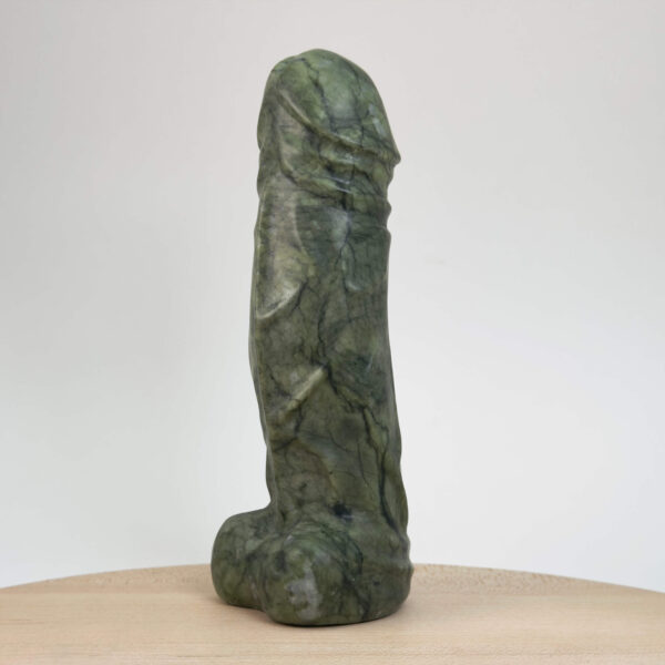 Serpentin penis i grøn krystal med smuk overflade