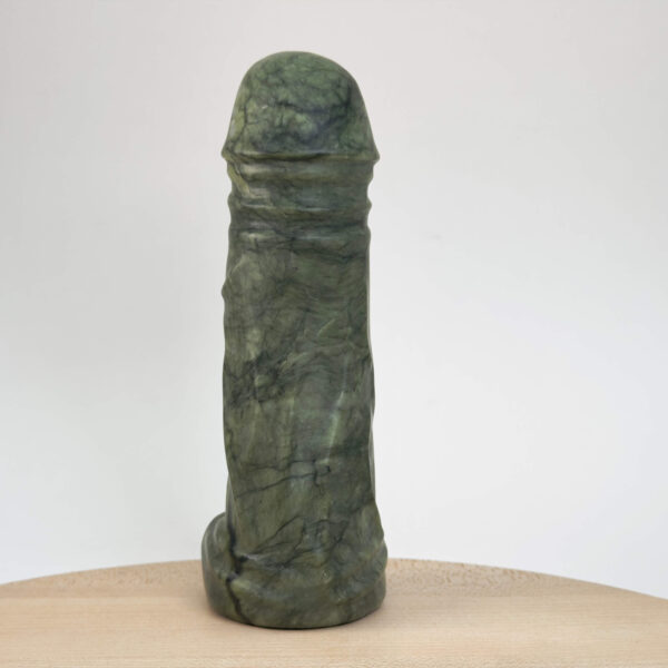 Serpentin penis i grøn krystal med smuk overflade