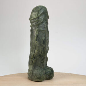 Serpentin penis i grøn krystal med smuk overflade