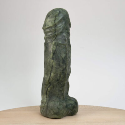 Serpentin penis i grøn krystal med smuk overflade