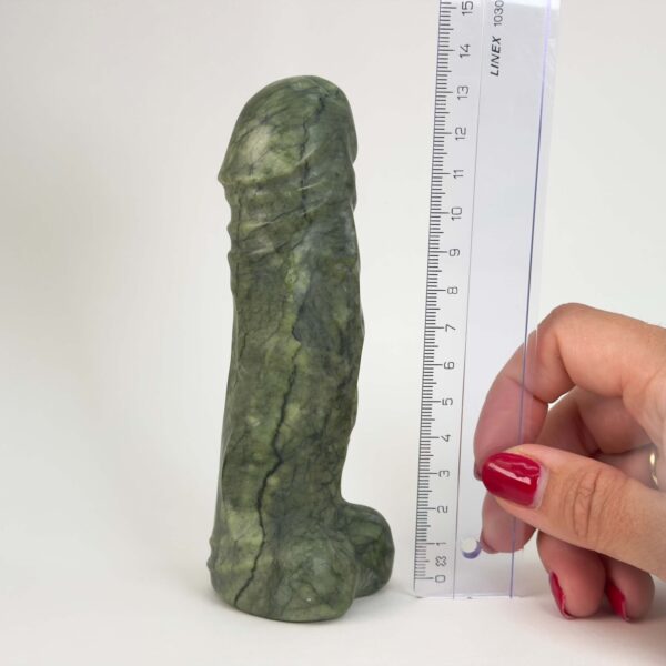 Serpentin penis i grøn krystal med smuk overflade