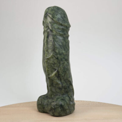 Poleret serpentin penis i grønne nuancer til spirituel og dekorativ indretning