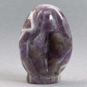 Krystal Vulva 4,5 cm i ametyst. En smuk krystal til hjemmet.