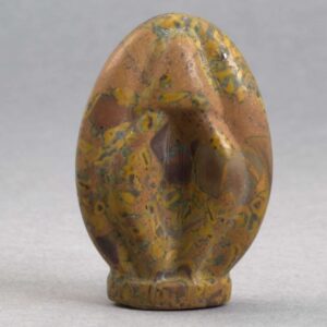 Krystal Vulva 4,5 cm i frugt jaspis. En smuk krystal til hjemmet.