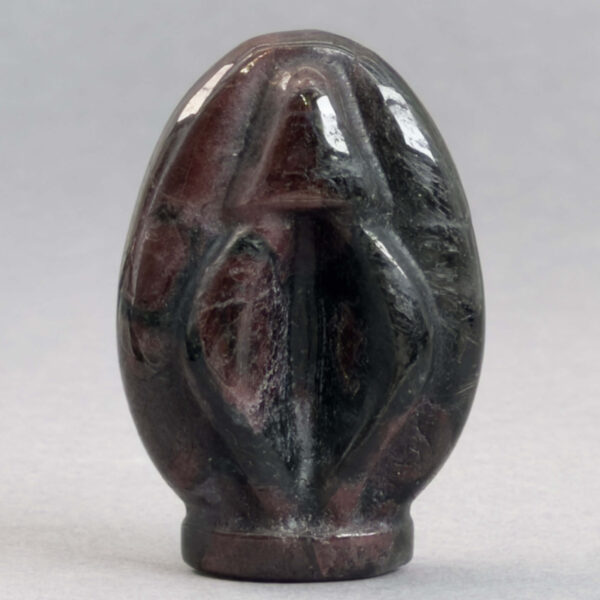 Krystal Vulva 4,5 cm i granat. En smuk krystal til hjemmet.