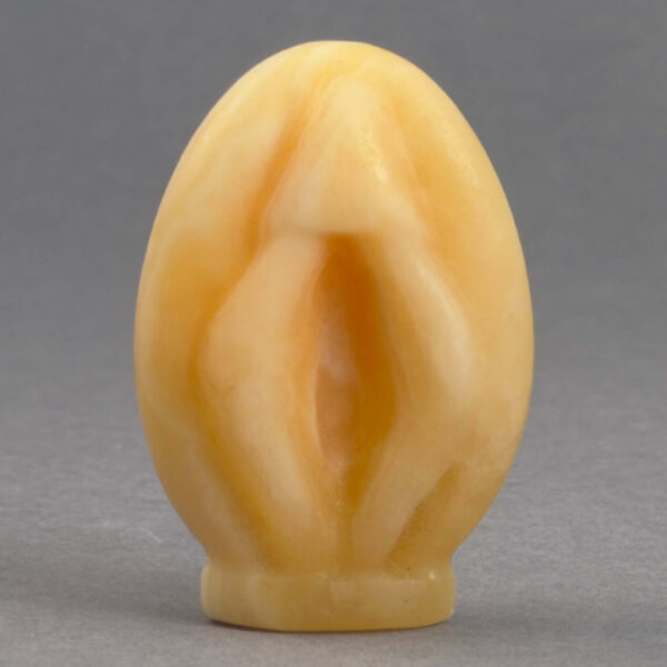 Krystal Vulva 4,5 cm i gul calsit. En smuk krystal til hjemmet.