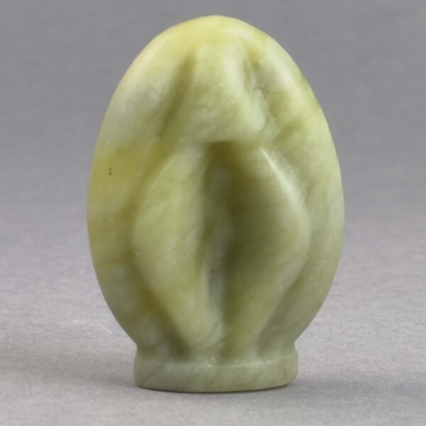 Krystal Vulva 4,5 cm i gul serpentin. En smuk krystal til hjemmet.