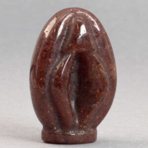 Krystal Vulva 4,5 cm i jordbærkvart. En smuk krystal til hjemmet.