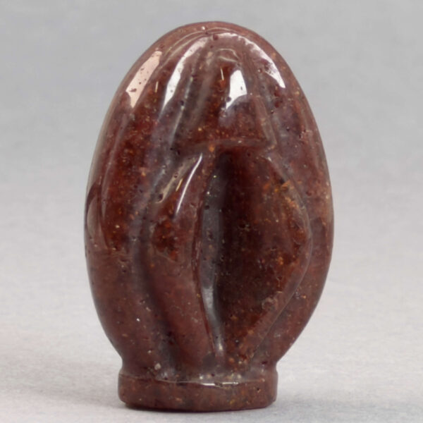 Krystal Vulva 4,5 cm i jordbærkvart. En smuk krystal til hjemmet.