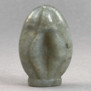 Krystal Vulva 4,5 cm i labradorit. En smuk krystal til hjemmet.
