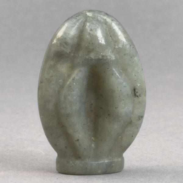 Krystal Vulva 4,5 cm i labradorit. En smuk krystal til hjemmet.