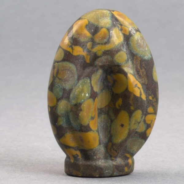 Krystal Vulva 4,5 cm i leopard jaspis. En smuk krystal til hjemmet.