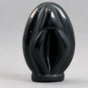 Krystal Vulva 4,5 cm i obsidian. En smuk krystal til hjemmet.
