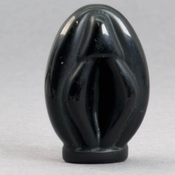 Krystal Vulva 4,5 cm i obsidian. En smuk krystal til hjemmet.