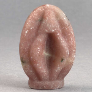 Krystal Vulva 4,5 cm i pink opal. En smuk krystal til hjemmet.