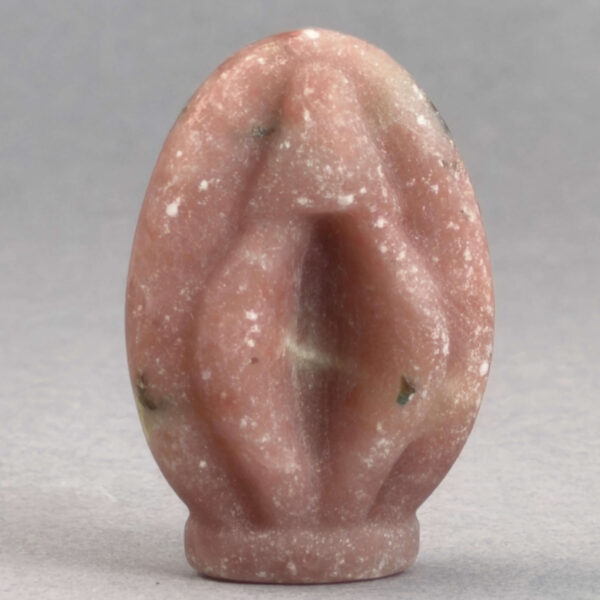 Krystal Vulva 4,5 cm i pink opal. En smuk krystal til hjemmet.