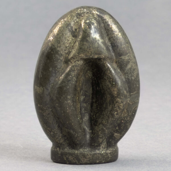 Krystal Vulva 4,5 cm i pyrit. En smuk krystal til hjemmet.