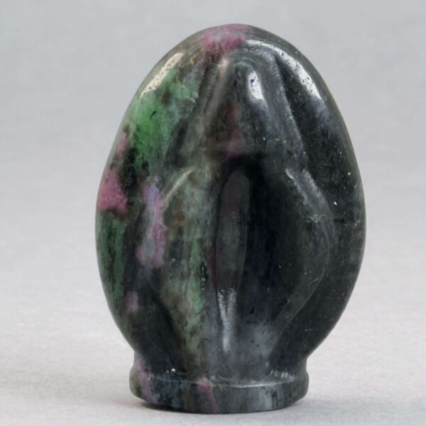 Krystal Vulva 4,5 cm i jrubin i zoisit. En smuk krystal til hjemmet.