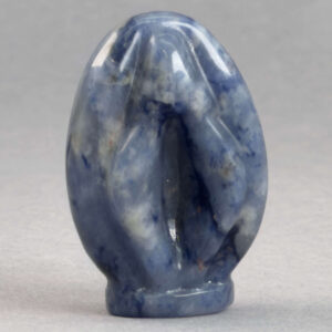 Krystal Vulva 4,5 cm i sodalit. En smuk krystal til hjemmet.