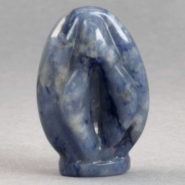 Krystal Vulva 4,5 cm i sodalit. En smuk krystal til hjemmet.