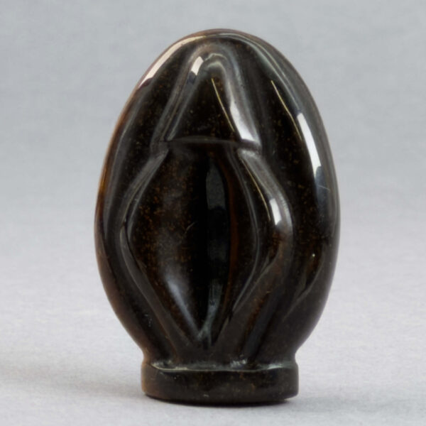 Krystal Vulva 4,5 cm i tigerøje. En smuk krystal til hjemmet.