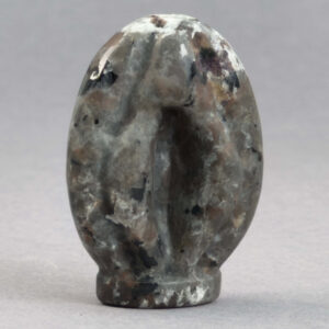 Krystal Vulva 4,5 cm i yooperlite. En smuk krystal til hjemmet.