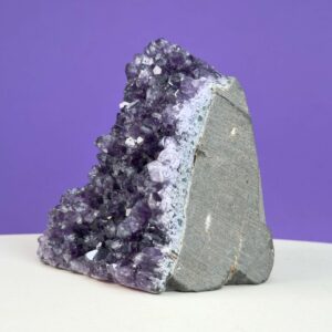 Ametyst grotte er en anti-stress-sten og søvnsten. Den hjælper med at mindre tankemylder og skabe ro.