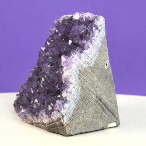 Ametyst grotte er en anti-stress-sten og søvnsten. Den hjælper med at mindre tankemylder og skabe ro.