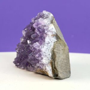 Ametyst grotte er en anti-stress-sten og søvnsten. Den hjælper med at mindre tankemylder og skabe ro.