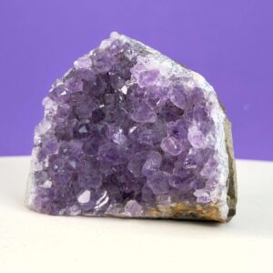 Ametyst grotte nr. 12 med lilla krystaller set forfra