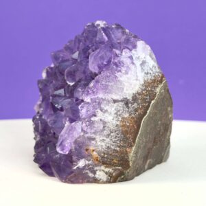 Ametyst grotte er en anti-stress-sten og søvnsten. Den hjælper med at mindre tankemylder og skabe ro.