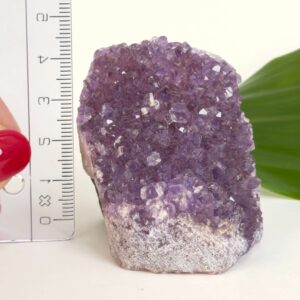Ametyst grotte er en anti-stress-sten og søvnsten. Den hjælper med at mindre tankemylder og skabe ro.