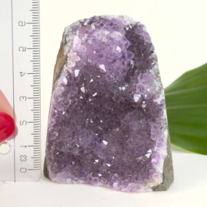 Ametyst grotte er en anti-stress-sten og søvnsten. Den hjælper med at mindre tankemylder og skabe ro.